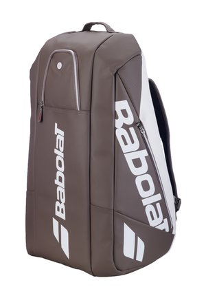 Brun og hvid Babolat sportstaske med flere lynlåslommer og polstrede skulderstropper til tennistilbehør.