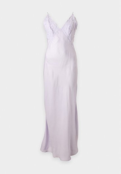 Robe nuisette en satin lavande claire avec détail en dentelle sur le col en V et fines bretelles réglables, longueur au sol, finition élégante et lisse.