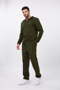 Oliven grøn fleece-træningssæt med en halv lynlås-top og matchende bukser. Har en blød tekstur og hvide sneakers. Enkel design.