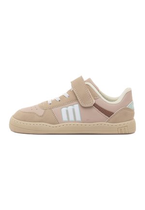 Zapatilla baja de color beige y rosa claro con cordones blancos, tira de velcro, logo blanco "m" en el lateral y suela beige a juego.