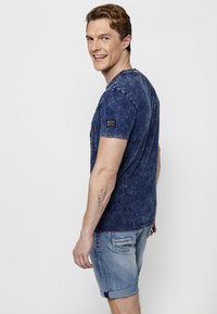 Koroshi SHORT SLEEVE - Marškinėliai su spaudiniu - indigo blue