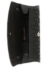 Czarna skórzana kopertówka z tłoczonym kwiatowym wzorem na przedniej części. Posiada zapięcie na zatrzask, materiałową podszewkę oraz wewnętrzną kieszonkę z metką marki.