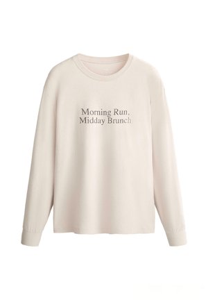 Chemise beige clair à manches longues avec col rond et texte « Morning Run, Midday Brunch » imprimé en gris sur la poitrine.