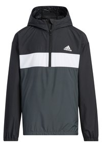 Chaqueta de pullover negra y gris con capucha, que presenta una franja horizontal blanca y el logo de Adidas en el pecho. Ligera, con textura suave.