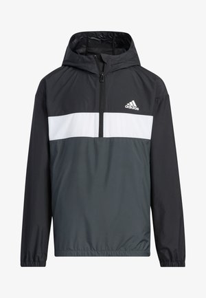 Chaqueta de pullover negra y gris con capucha, que presenta una franja horizontal blanca y el logo de Adidas en el pecho. Ligera, con textura suave.