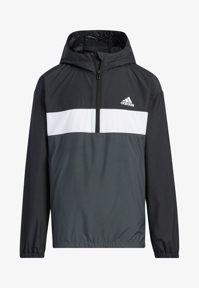 Chaqueta de pullover negra y gris con capucha, que presenta una franja horizontal blanca y el logo de Adidas en el pecho. Ligera, con textura suave.