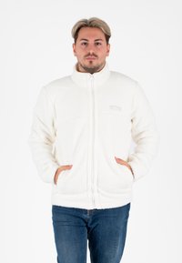 Witte fleecejack met een hoge kraag, ritssluiting en zijzakken. Beschikt over een zachte textuur en contrasterende panelen op de borst.