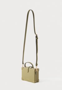 Borsa a tracolla rettangolare verde oliva con manico superiore, hardware dorato e tracolla regolabile su sfondo bianco.