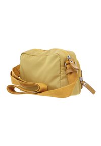 Borsa a tracolla gialla in nylon, con forma rettangolare, dotata di chiusura con zip, tracolla staccabile e dettagli in pelle a contrasto.