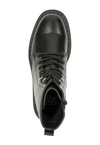 Zwarte leren enkellaarsjes met een ronde neus, een gestructureerd oppervlak, een vetersluiting en metalen accenten op de veterogen.