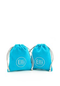 Dva turkizna platnena žepa s vrvicami, na katerih je na sprednji strani okrogli beli znak z napisom "Elli by Julie & Grace".