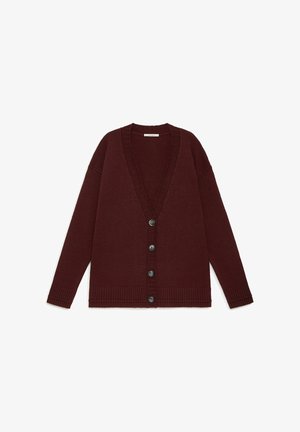 Cardigan lavorato a maglia di colore rosso scuro con scollo a V, maniche lunghe, polsini e orlo a costine, e quattro bottoni neri sul davanti.