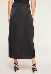 Černá saténová maxi sukně s řasením v oblasti pasu a skrytým zipem. Hladká, splývavá textura a rovný silueta.