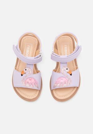 Lilla sandaler med en enkelt rem, der har et glitrende pink flamingo-design og en beige sål. Velcro-lukning for nemt at tage på.