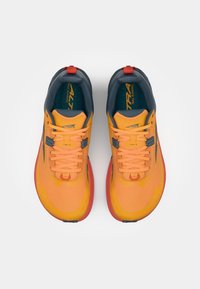 Chaussures de trail running avec un dessus en maille orange vif, des accents gris et un onglet au talon rouge. Comprend des lacets plats et des motifs texturés.