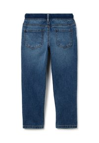 Vaqueros de denim en azul medio con una cinturilla elástica. Presenta dos bolsillos traseros y un estilo clásico de cinco bolsillos. Textura suave, corte recto.