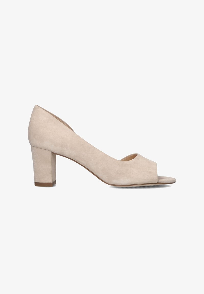 Escarpins ouverts en suède beige avec un design à talon bloc, des bords légèrement arrondis et une finition lisse et texturée.