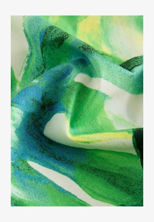 Tissu multicolore présentant des motifs abstraits verts et bleus avec des accents jaunes. La texture semble lisse et légère.