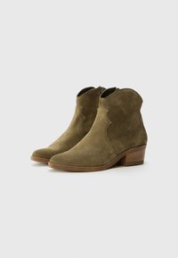 Olive rohe suede põlvekohased saapad ümarate varvastega, dekoratiivne õmblus külgedel ja madal puidust plokknina heel.