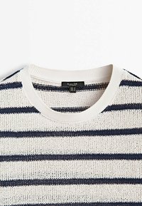 Pull blanc tricoté avec des rayures horizontales bleu marine et un col rond côtelé.