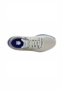 Zapatilla deportiva K-Swiss blanca y azul vista desde arriba, mostrando los cordones, la parte superior transpirable y el logotipo en la plantilla.