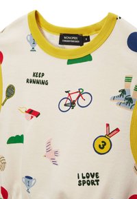 Sweat-shirt en coton avec col côtelé jaune, orné de graphiques colorés sur le thème du sport, comprenant un vélo, un trophée et un texte motivationnel.