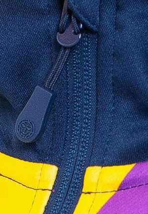 Tessuto blu scuro con un dettaglio zip, dotato di un tirante testurizzato. Il design include vivaci accenti gialli e viola.