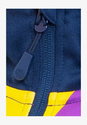 Tessuto blu scuro con un dettaglio zip, dotato di un tirante testurizzato. Il design include vivaci accenti gialli e viola.