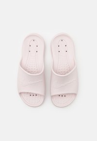 Rosa gummisandaler med teksturert såle, åpen tå-design og nagledekorasjon over toppen. Glatt finish gjennom hele.