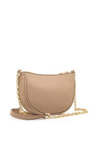 Borsa a tracolla color cuoio realizzata in materiale sintetico liscio, con forma curva, tracolla a catena dorata e chiusura con cerniera.