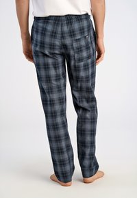 Navyblauwe geruite pyjamabroek met elastische tailleband, voorzien van een achterzak, zachte textuur en een losse pasvorm.