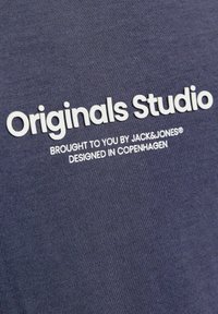 Jack & Jones JORVESTERBRO CREW NECK - Camiseta estampada - nightshadow blue