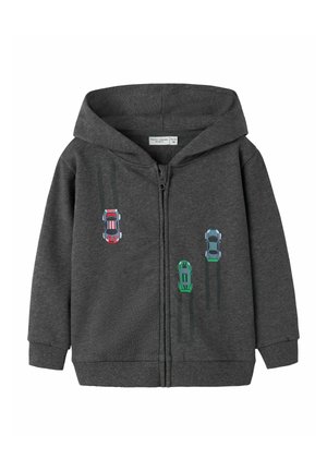 Szary rozpinany hoodie wykonany z miękkiego materiału, z trzema kolorowymi wzorami wyścigowych samochodów z przodu oraz przytulnym kapturem.