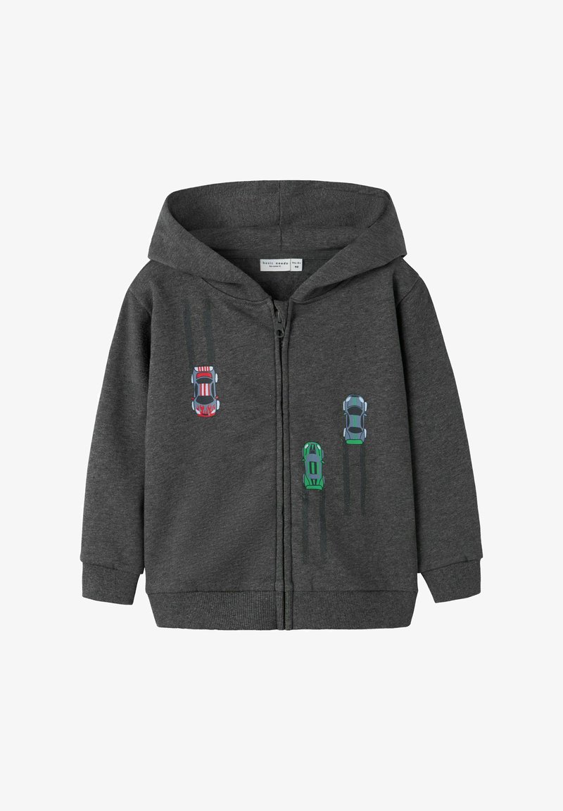Felpa grigia con zip realizzata in tessuto morbido, con tre design di auto da corsa colorate sul davanti e un cappuccio accogliente.