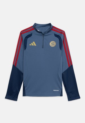 Blå og marineblå langærmet fodboldtræningstrøje med røde skulderstriber, kvart lynlås, Adidas-logo og FC Bayern München-logo.