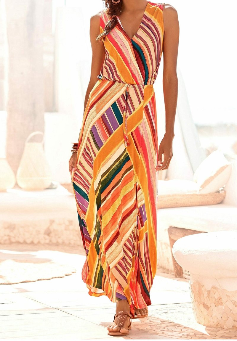 Vestido maxi con vibrantes rayas diagonales en naranja, rosa, púrpura y verde. Hecho de una tela ligera con cintura ceñida.