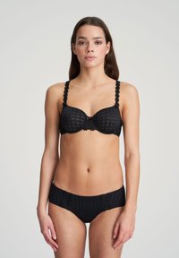 Sostenedor negro a cuadros con copas acolchadas, tirantes de encaje decorativos y un detalle de lazo en el centro, combinado con un tanga hipster a juego.