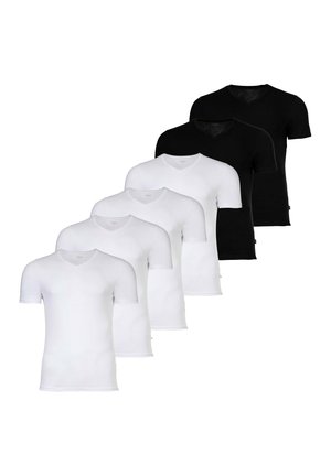 Cinq t-shirts à col en V à manches courtes, trois blancs à l'avant et deux noirs à l'arrière, présentés de manière superposée dans un agencement en quinconce.