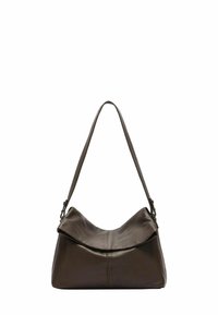 Ciemnobrązowa skórzana torebka na ramię z szerokim paskiem i dużym składanym klapowym zamknięciem na białym tle.