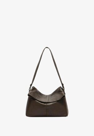 Ciemnobrązowa skórzana torebka na ramię z szerokim paskiem i dużym składanym klapowym zamknięciem na białym tle.