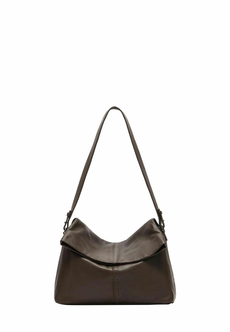 Ciemnobrązowa skórzana torebka na ramię z szerokim paskiem i dużym składanym klapowym zamknięciem na białym tle.