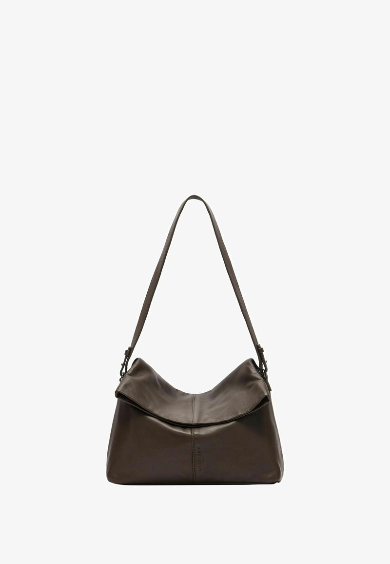 Ciemnobrązowa skórzana torebka na ramię z szerokim paskiem i dużym składanym klapowym zamknięciem na białym tle.