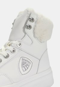 Sneaker alta bianca con colletto in pelliccia sintetica, materiale in pelle liscia, hardware argentato e logo patch sul lato. Chiusura con lacci.