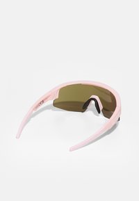 Gafas de sol deportivas con un ligero marco de plástico rosa y lentes tintados en verde. Presentan un diseño envolvente y almohadillas nasales ajustables.