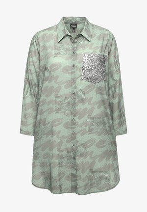 Vaaleanvihreä nappipusero pehmeästä kankaasta, jossa on harmaa abstrakti kuvio ja strassilla koristeltu rintatasku. ¾-pituiset hihat.