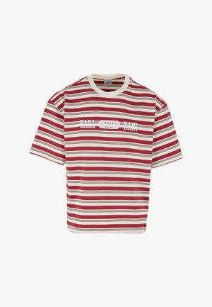 Lühikeste varrukatega punase ja valge horisontaalse triibuga T-särk, millel on valge "KARL KANI" tekstilogo rinnal.