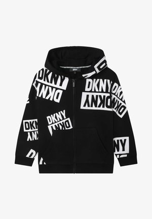 Sort hættejakke med lynlås og store hvide DKNY-logoer trykt i forskellige retninger på stoffet samt en forlomme foran.