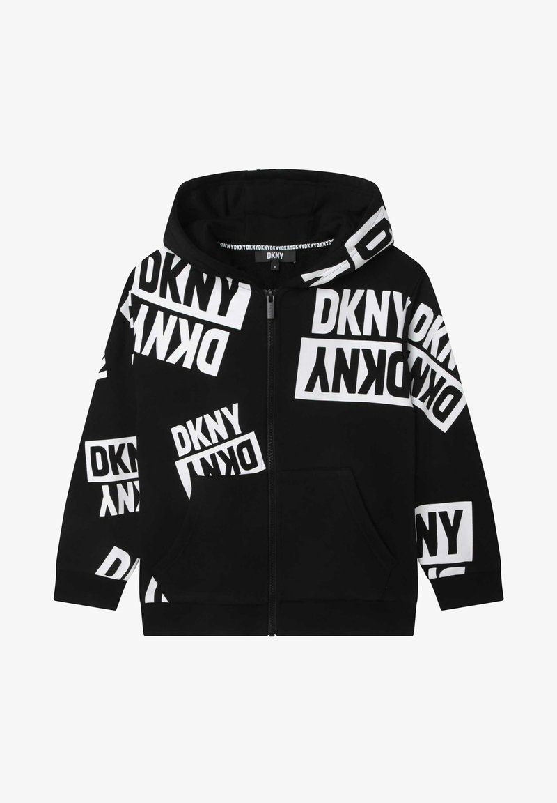 Sweat à capuche noir zippé avec grands logos DKNY blancs imprimés dans différentes orientations sur le tissu et une poche kangourou à l'avant.