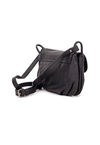 Zwarte leren crossbodytas met verstelbare riem en zilveren gesp, zachte textuur en een compacte rechthoekige vorm.