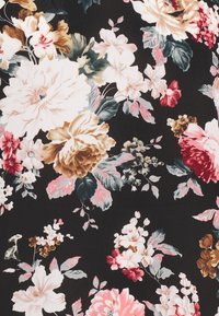 Tessuto floreale con grandi rose nelle tonalità di crema, rosa e oro su uno sfondo nero, con fiori più piccoli e foglie verdi.